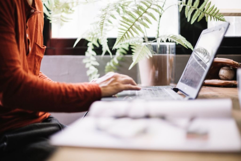 man aan het werk achter computer